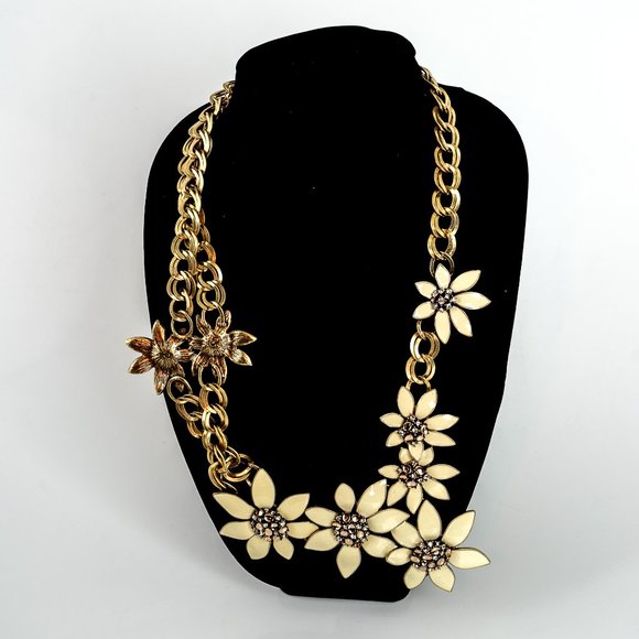Large statement daisy necklace - Picture 1 of 3